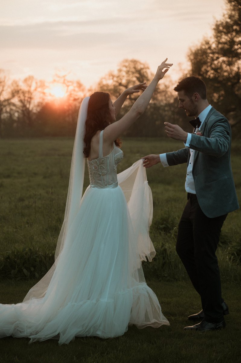 Jenny &amp; Matthew tied the knot on a Spring Sunday in April and what a truly glorious day it was... 🌸
Prepare a tissue because this one might make you shed a tear! Let's look back on this dreamy day and relive a fabulous celebration! 💖elmorecourt.com/journal/sunday…