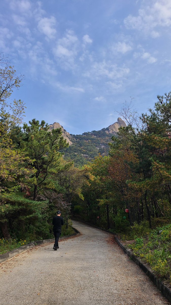 tw_keyhole's tweet photo. Uiryeong Trails &amp; Obongsan Seokgulam Grotto in Bukhansan National Park

#Korea https://t.co/Dorhs8TXik