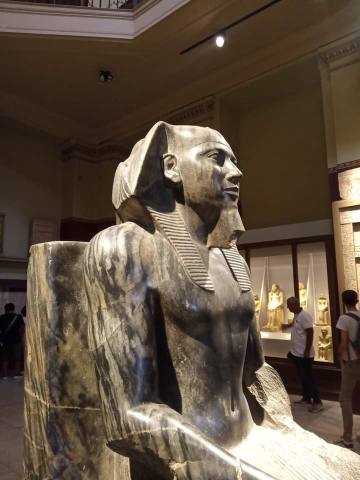 Chephren,Fourth Dynasty ca 2550 H 168 cm,Cairo Egyptian museum
Chephren's statues,especially this splendid seated figure with the protective Horus falcon are cloaked in the dignity of divine kingship their stone expression is cool,dismissive and directed past the viewer into the