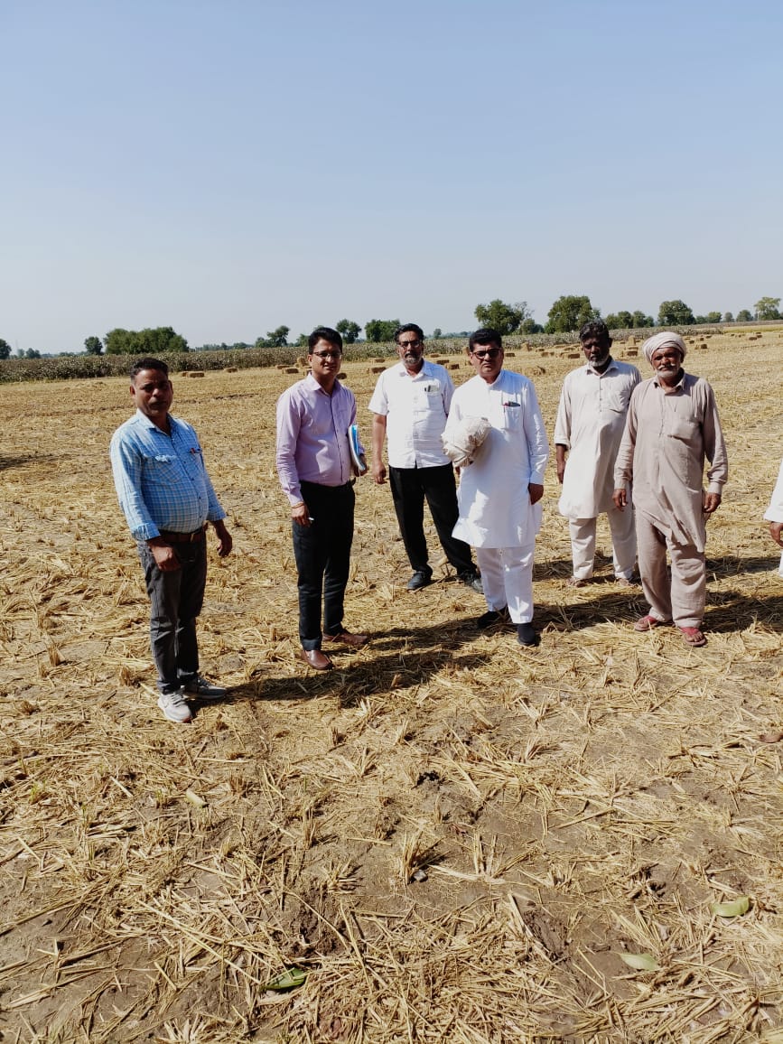 DIPROFatehabad's tweet photo. नायब तहसीलदार अचिन कालता ने गांव खुंडन, हड़ोली सहित अनेक गांवों का दौरा कर फसल अवशेष न जलाने बारे नागरिकों को किया जागरुक
📎किसान पराली ना जलाएं और उसका प्रबंधन करके सरकार की स्कीमों का लाभ उठाएं : नायब तहसीलदार अचिन कालता #StopStubbleBurning #CropManagement #ControlAirPollution https://t.co/qtmb1h4Bpx