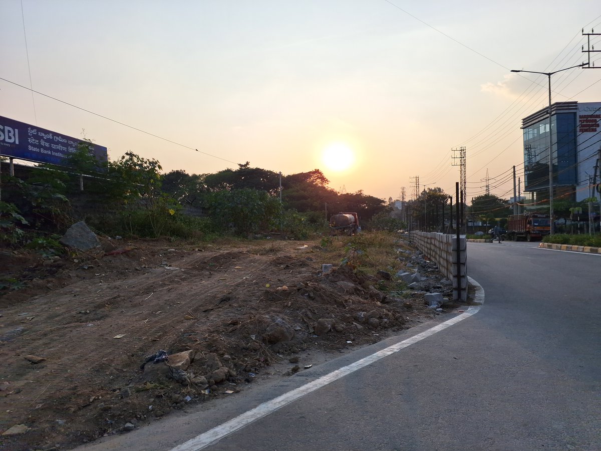 sewrie's tweet photo. 🧵1/5!
Attention @arvindkumar_ias @KTRBRS , Land acquired for road widening getting swallowed by unknown elements at HCU Bus Depot &amp; @ZC_SLP Office on Old Mumbai Highway. his southern tip of all critical Botanical Gardens Road. 4 Lane road squeezes into 2 mere lane at the signal. https://t.co/YwUZV5gM5X