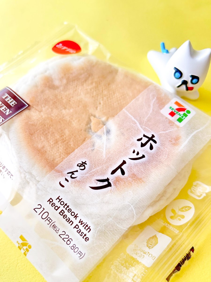 doorfumi2018's tweet photo. 【食べたぜ】韓国スイーツのホットク！セブンのチルドコーナーで見つけたぜ。
もちもち生地に、甘じょっぱいあんこ。ほんのりシナモン風味がクセになるぜ。フライパンで両面焼いて、パリパリのホクホクにして食べるのもオススメだぜ。
#オヤツハント https://t.co/hJTpmGmi8s