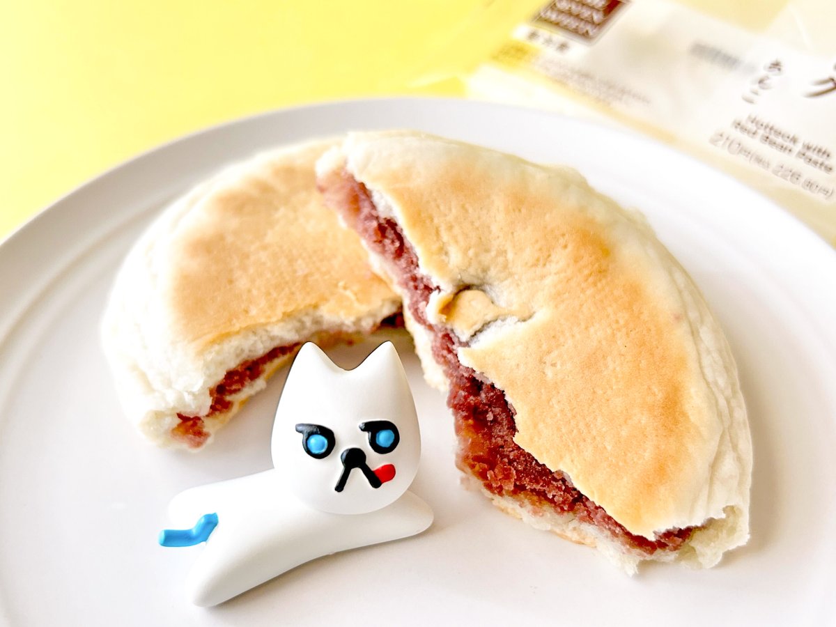 doorfumi2018's tweet photo. 【食べたぜ】韓国スイーツのホットク！セブンのチルドコーナーで見つけたぜ。
もちもち生地に、甘じょっぱいあんこ。ほんのりシナモン風味がクセになるぜ。フライパンで両面焼いて、パリパリのホクホクにして食べるのもオススメだぜ。
#オヤツハント https://t.co/hJTpmGmi8s