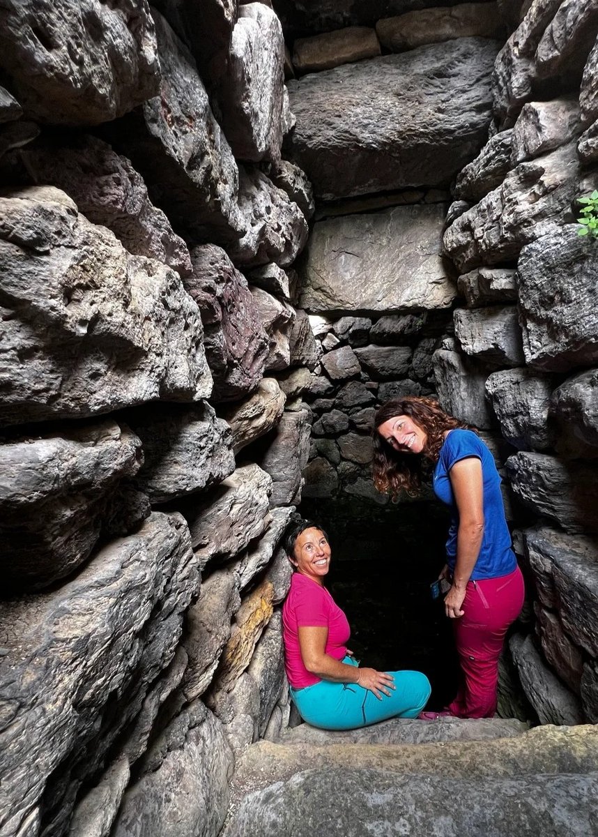 Qui dove è facile sorridere ✨♥️ Grazie a Janas Escursioni per lo splendido scatto! 📸

📍 Siamo nel pozzo sacro di Santa Anastasia

Vi aspettiamo, dal martedì alla domenica, nel cuore pulsante di Sardara 🕳️⛲

🕞 10:00 - 18:00 

#VisitSardara 
#archaeology 
#sardegnapreistorica