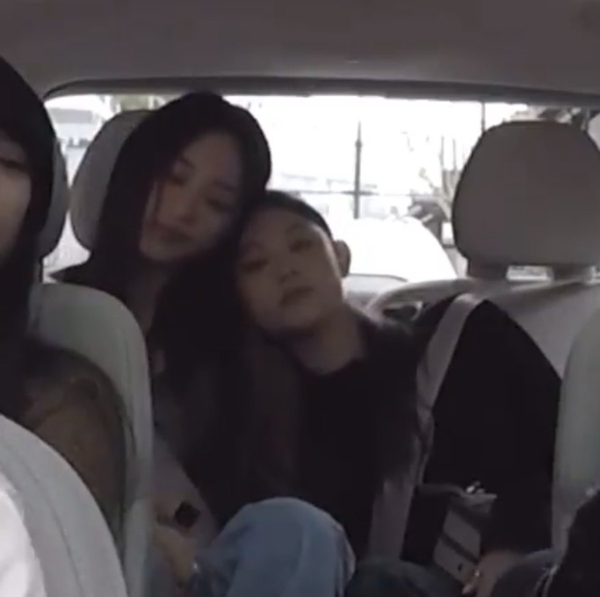 mjnwjns04z's tweet photo. minji is literally everyone’s safe space https://t.co/gEHgKfvBRv