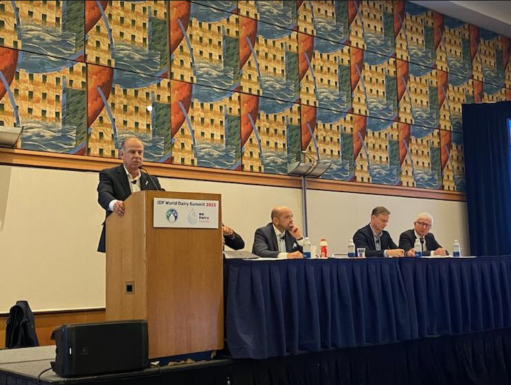 CommonFoodNames's tweet photo. Thank you to @dairyanton, @mkkovac, and the Hon. Tim Groser for a great discussion on how we can improve international dairy trade, including debating how to create a framework that respects #CommonName interests. #IDFWDS2023 https://t.co/0MVzjCAAnS