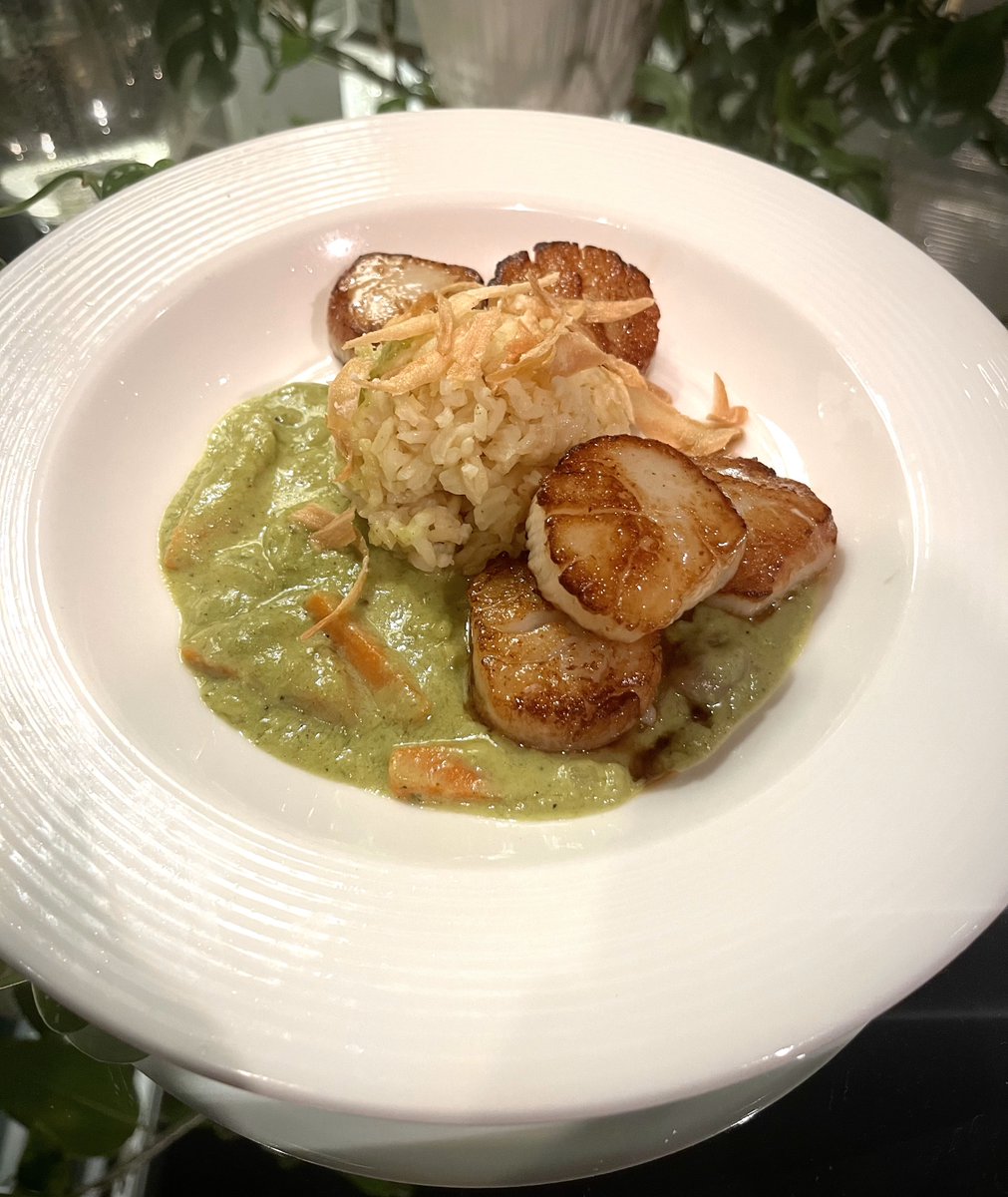 Our new scallop feature is worth diving into... 🌊
..  ..  ..  ..  
Seared Sea Scallops || Tamarind-Ginger Carolina Gold Rice, Fava Beans, Roasted Carrots, Green Curry, Chili Oil, Crisp Parsnips

#scallops #fallmenu #undercurrentgso #triadlocalfirst #gsofoodie #greensboronc