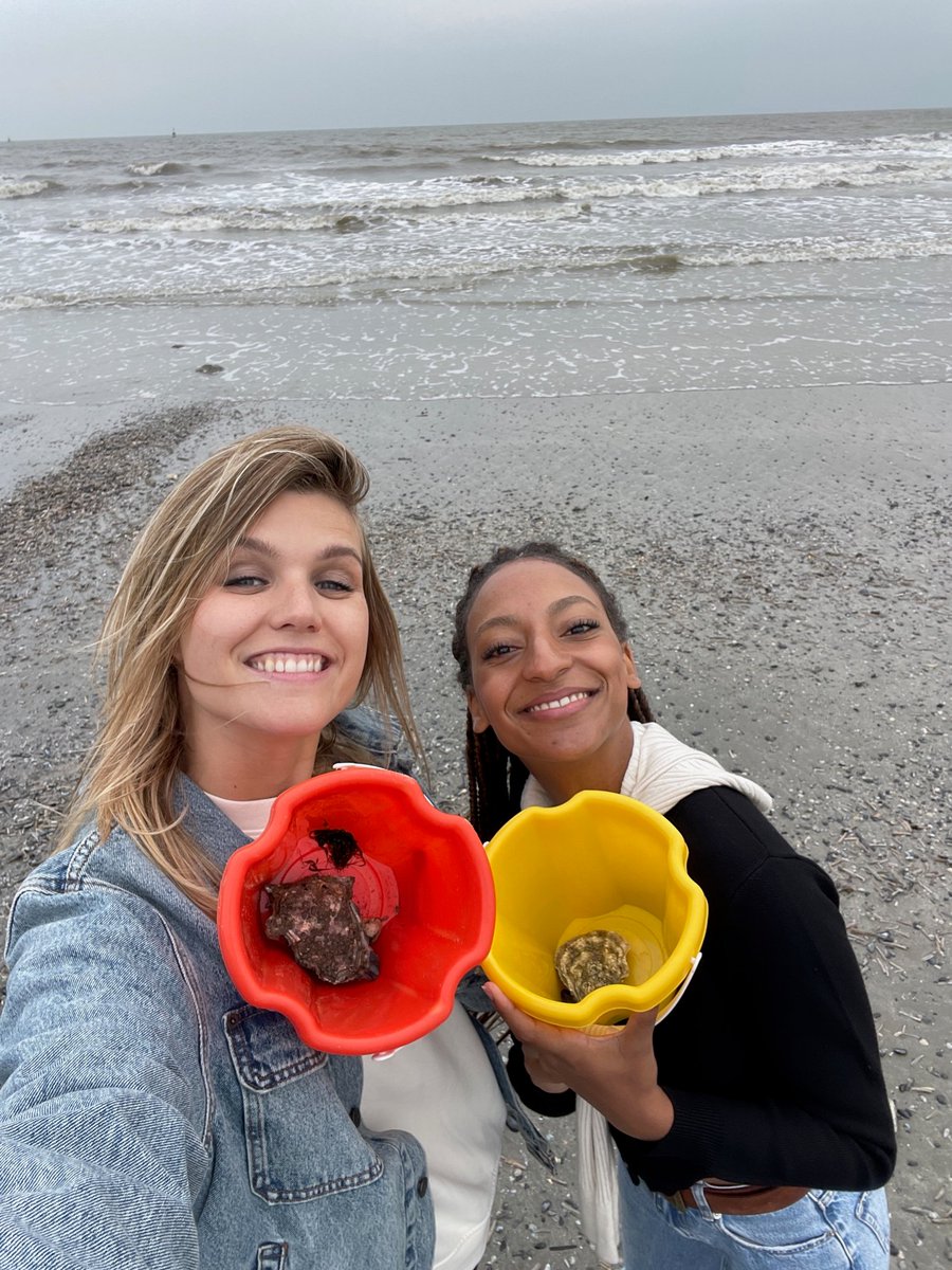 Laura Govaerts en actrice Maïmouna Badjie waaien uit in #Oostende. Een bezoek aan de Internationale Fotobiënnale en het James Ensorhuis kan niet ontbreken. Met NorthSeaChef Michiel Rabaey gaan ze koken op het strand. Zaterdag om 18.35u <a href="/vrt1be/">VRT 1</a> in #VlaanderenVakantieland. 📸 © VRT