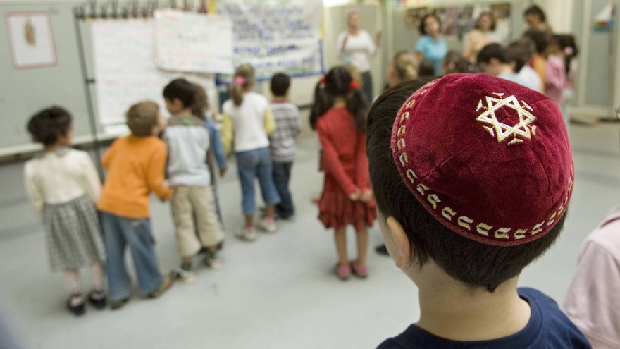 phoenix (@phoenix_de) on Twitter photo #phoenixRunde: Nach dem Angriff auf #Israel - Wie sicher ist jüdisches Leben in Deutschland? <a href="/AnkePlaettner/">Anke Plättner</a> diskutiert mit <a href="/AStaroselski/">Anna Staroselski</a> <a href="/WerteInitiative/">WerteInitiative. jüdisch-deutsche Positionen</a> | Innenpolitikern <a href="/fiedelseb/">Sebastian Fiedler</a> <a href="/spdbt/">SPD-Fraktion im Bundestag</a> u <a href="/alexander_throm/">Alexander Throm</a> <a href="/cducsubt/">CDU·CSU</a> | <a href="/erenguevercin/">Eren Güvercin</a> <a href="/LibVielfalt/">Liberale Vielfalt</a> <a href="/Alhambra_eV/">Alhambra Gesellschaft</a> | LIVE 📲📺22:15 #phoenixRunde: Nach dem Angriff auf #Israel - Wie sicher ist jüdisches Leben in Deutschland? <a href="/AnkePlaettner/">Anke Plättner</a> diskutiert mit <a href="/AStaroselski/">Anna Staroselski</a> <a href="/WerteInitiative/">WerteInitiative. jüdisch-deutsche Positionen</a> | Innenpolitikern <a href="/fiedelseb/">Sebastian Fiedler</a> <a href="/spdbt/">SPD-Fraktion im Bundestag</a> u <a href="/alexander_throm/">Alexander Throm</a> <a href="/cducsubt/">CDU·CSU</a> | <a href="/erenguevercin/">Eren Güvercin</a> <a href="/LibVielfalt/">Liberale Vielfalt</a> <a href="/Alhambra_eV/">Alhambra Gesellschaft</a> | LIVE 📲📺22:15