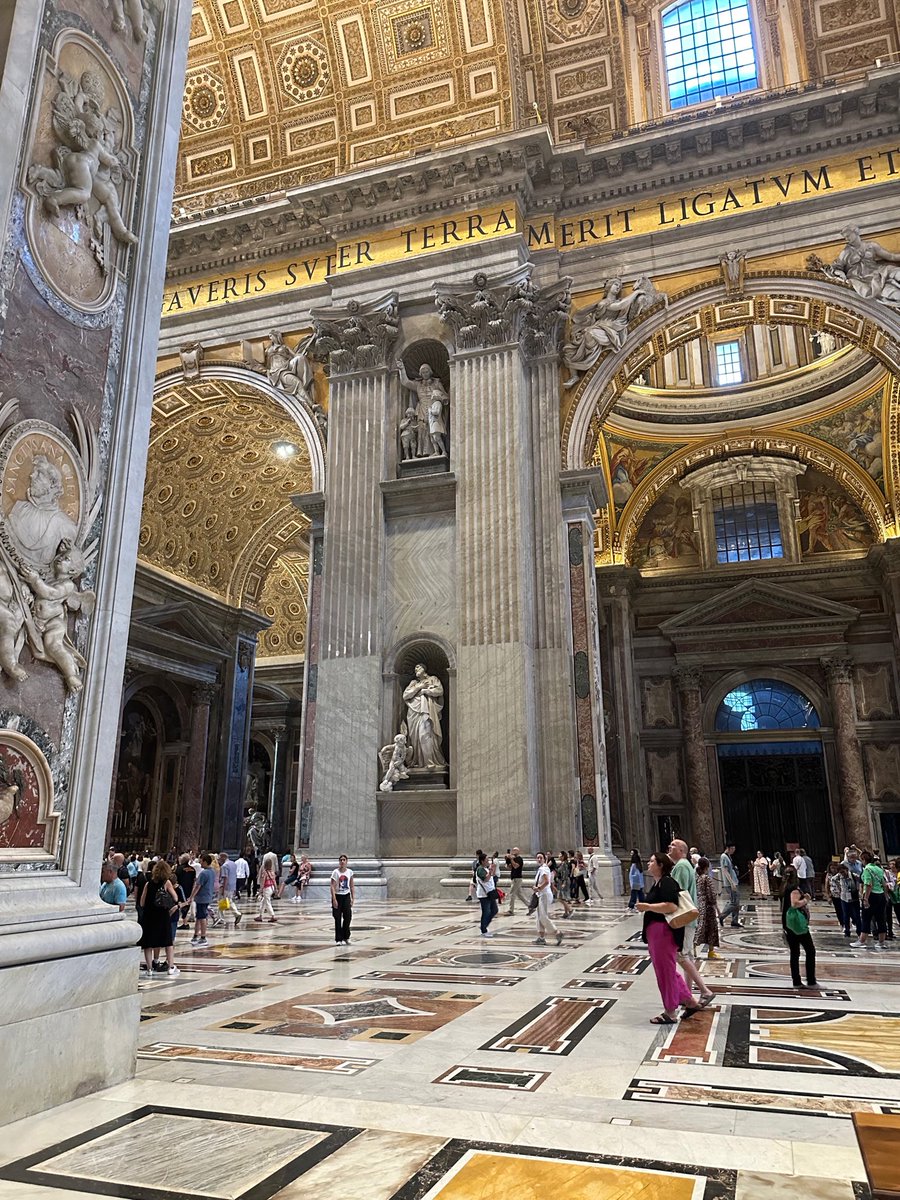 Architectolder's tweet image. This picture gives you some idea of scale. Saint Peter’s Basilica