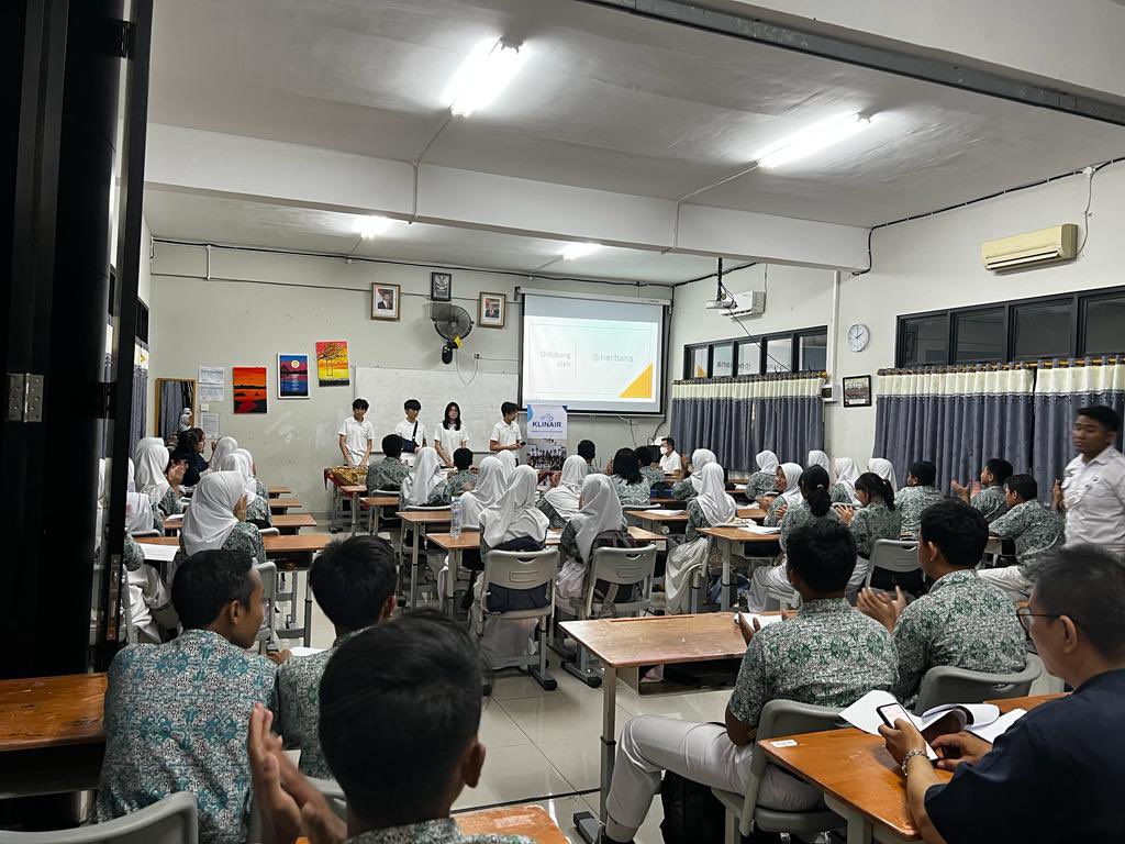 KLINAIR_ID's tweet photo. Thrilled to mark another Klinair milestone with 10 more #CorsiRosenthalBox es delivered to SMPN 16 Junior High in Jakarta! We had a great day discussing the perils of indoor air pollution with the staff and students there.  Here's to cleaner air and brighter futures! https://t.co/QoprApmsNI