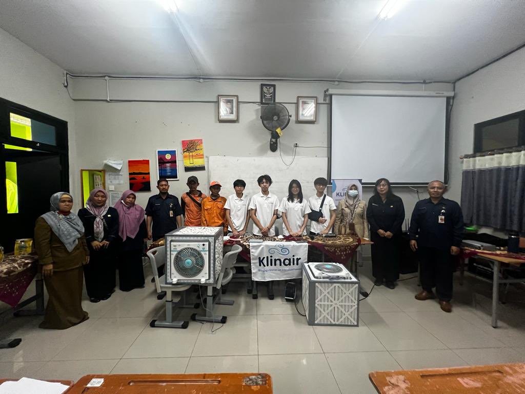 Thrilled to mark another Klinair milestone with 10 more #CorsiRosenthalBox es delivered to SMPN 16 Junior High in Jakarta! We had a great day discussing the perils of indoor air pollution with the staff and students there.  Here's to cleaner air and brighter futures!