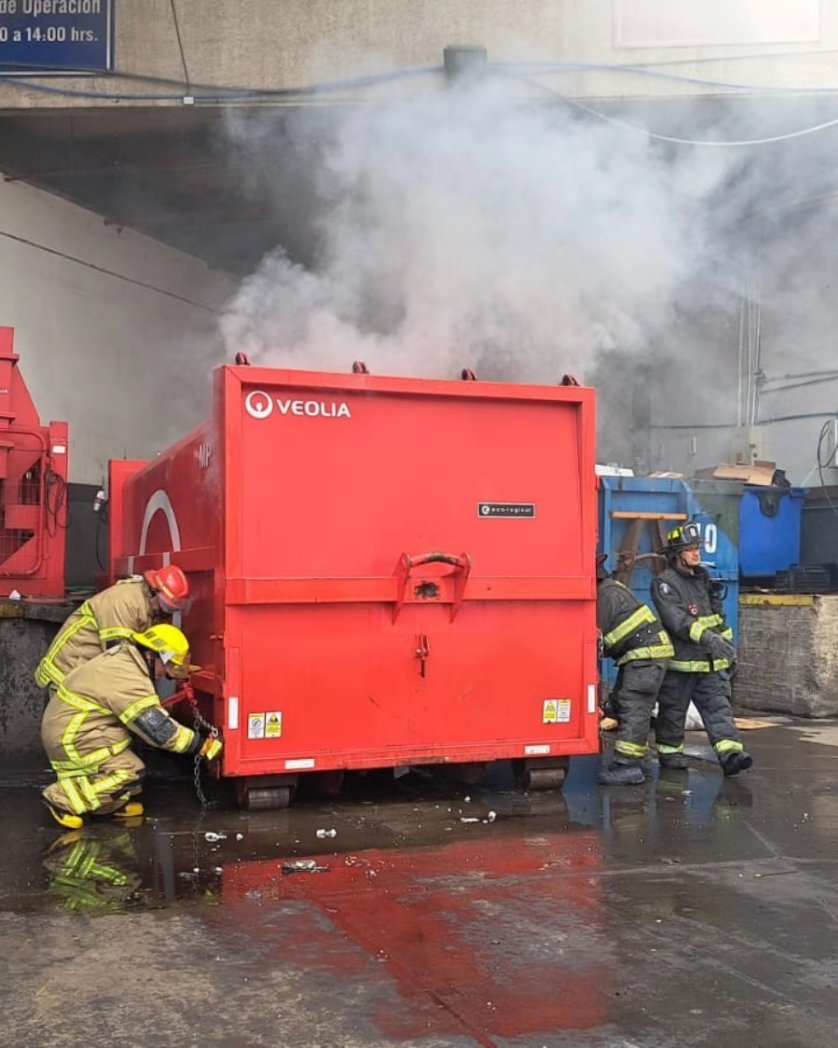 🔴AHORA: La institución responde a fuego en contenedores al interior de Supermercado <a href="/lider_cl/">Líder Chile</a> en #mallplazanorte 

En el lugar trabajan B-4 B-5 Q-2 y H-7 

#SomosComunidad