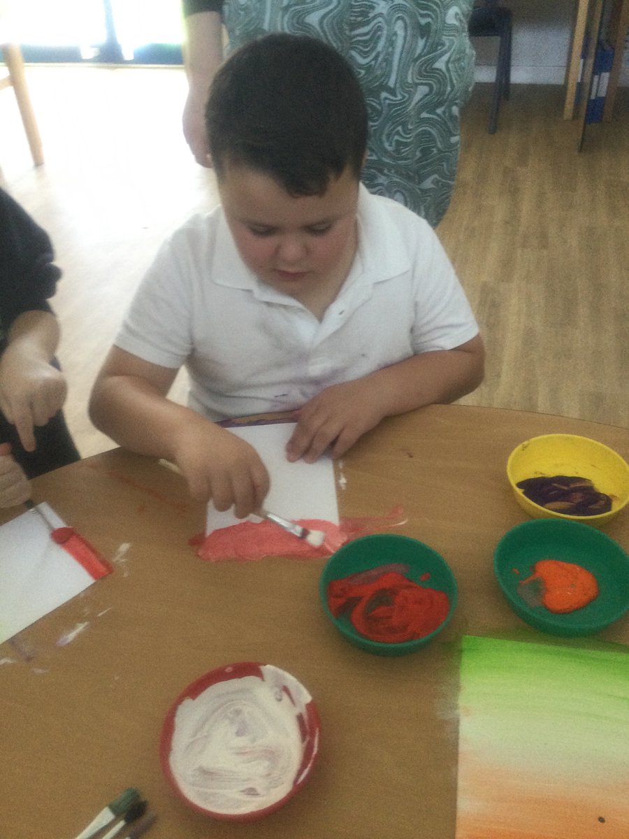 BPSHull's tweet photo. The children in the Launch Pad have enjoyed using different mediums to create tone and texture in their art work today. #BPSArt https://t.co/cOpi3fsLEx