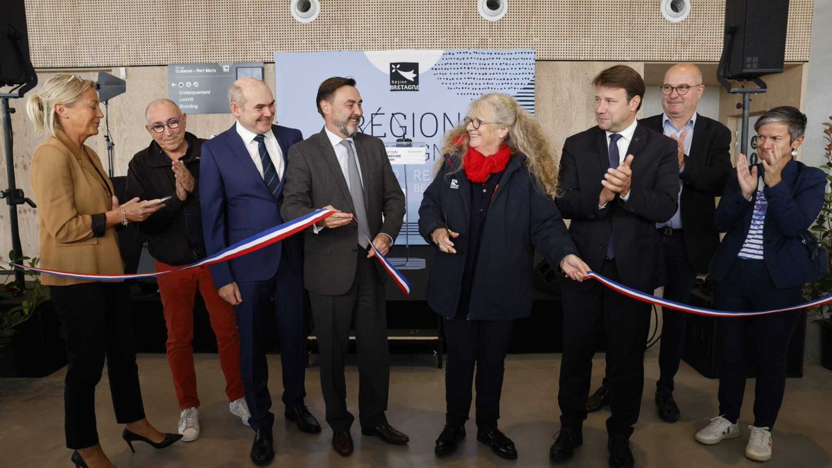 Après l'aménagement des espaces extérieurs, la nouvelle gare maritime de #Quiberon, pilotée par la Région Bretagne, est terminée. Un pôle d’échanges multimodal BreizhGo associant bateaux, cars, camions, voitures, piétons et vélos. Plus d'infos ici : urlz.fr/o58h