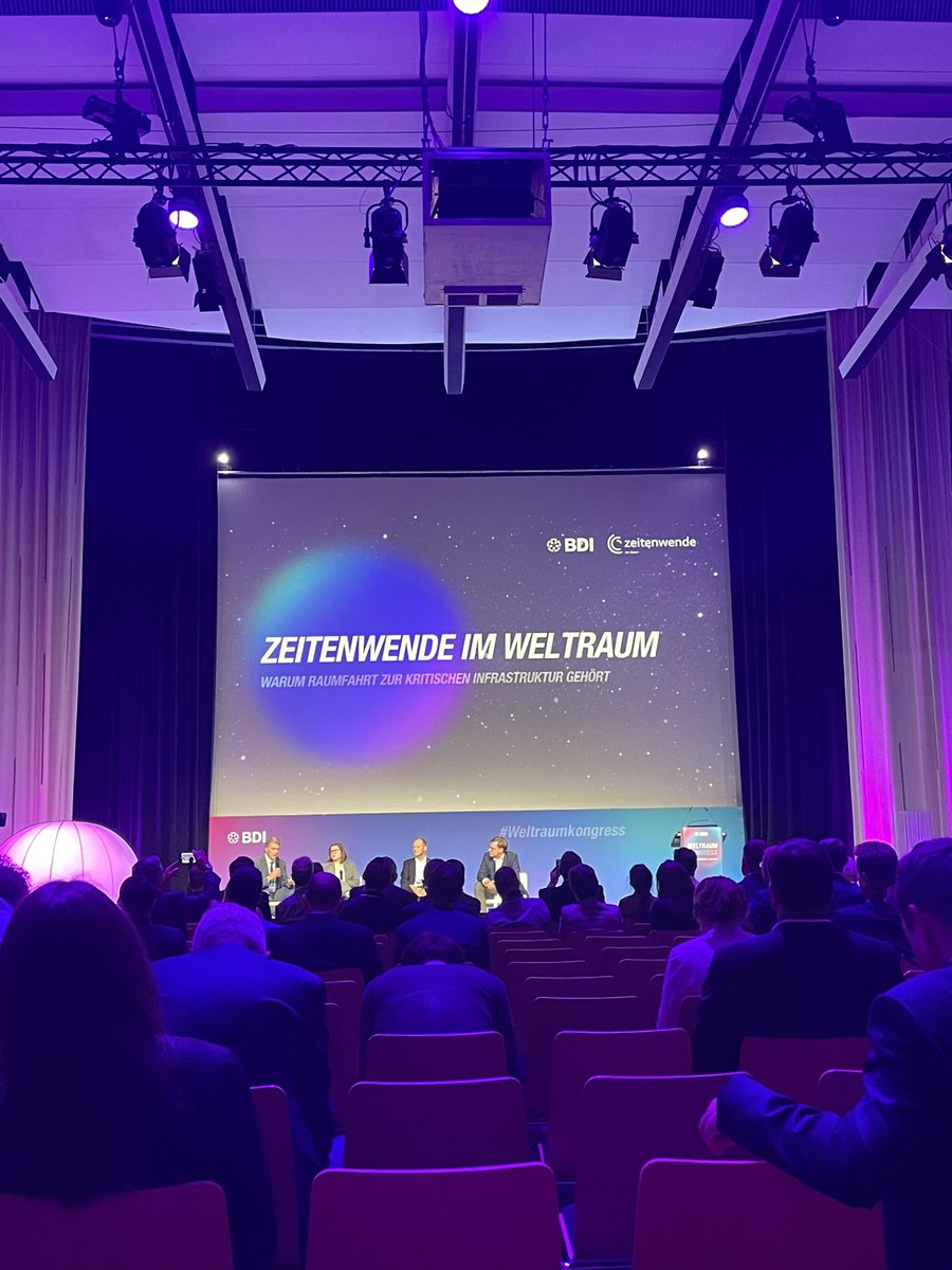 Um die Zeitenwende im All geht es auch beim @BDI #Weltraumkongress. 🇩🇪 und 🇪🇺 müssen diese nicht nur erleben, sondern aktiv gestalten - sonst riskieren wir den Anschluss zu verlieren. 
(Trotz mittlerweile neuer Raumfahrtstrategie, immer noch aktuell 👉🏻 t.ly/cD9o8)