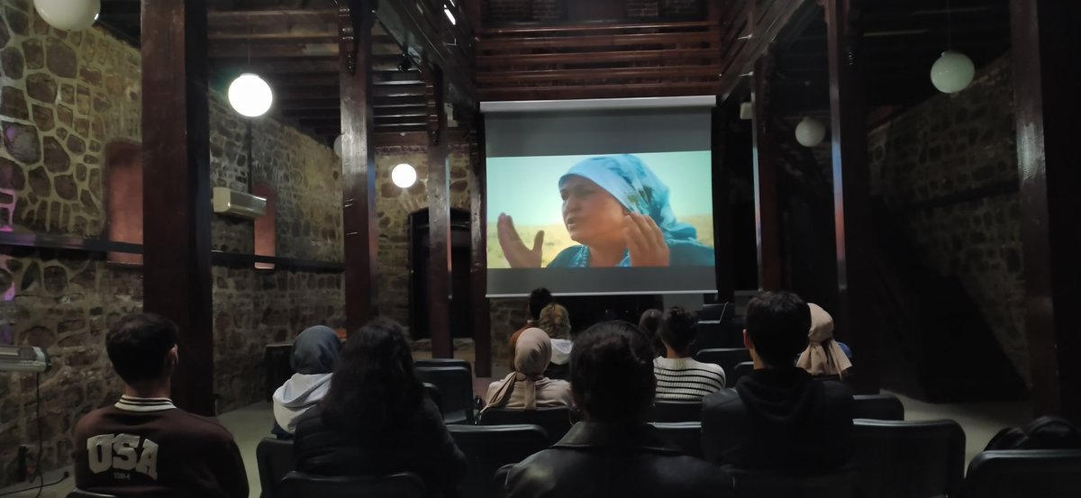 Bugün Kocaeli'nde Kocaeli Üniversitesi Mimarlıkta Sayısal Tasarım Kulübü çağrısı ile "Üç Gün" belgeselini izledik. Belgesel sonrası üniversite öğrencileri ile deprem bölgelerinde birlikte hangi dayanışma faaliyetlerini gerçekleştirebileceğimizi konuştuk.
#dayanışmayaşatır