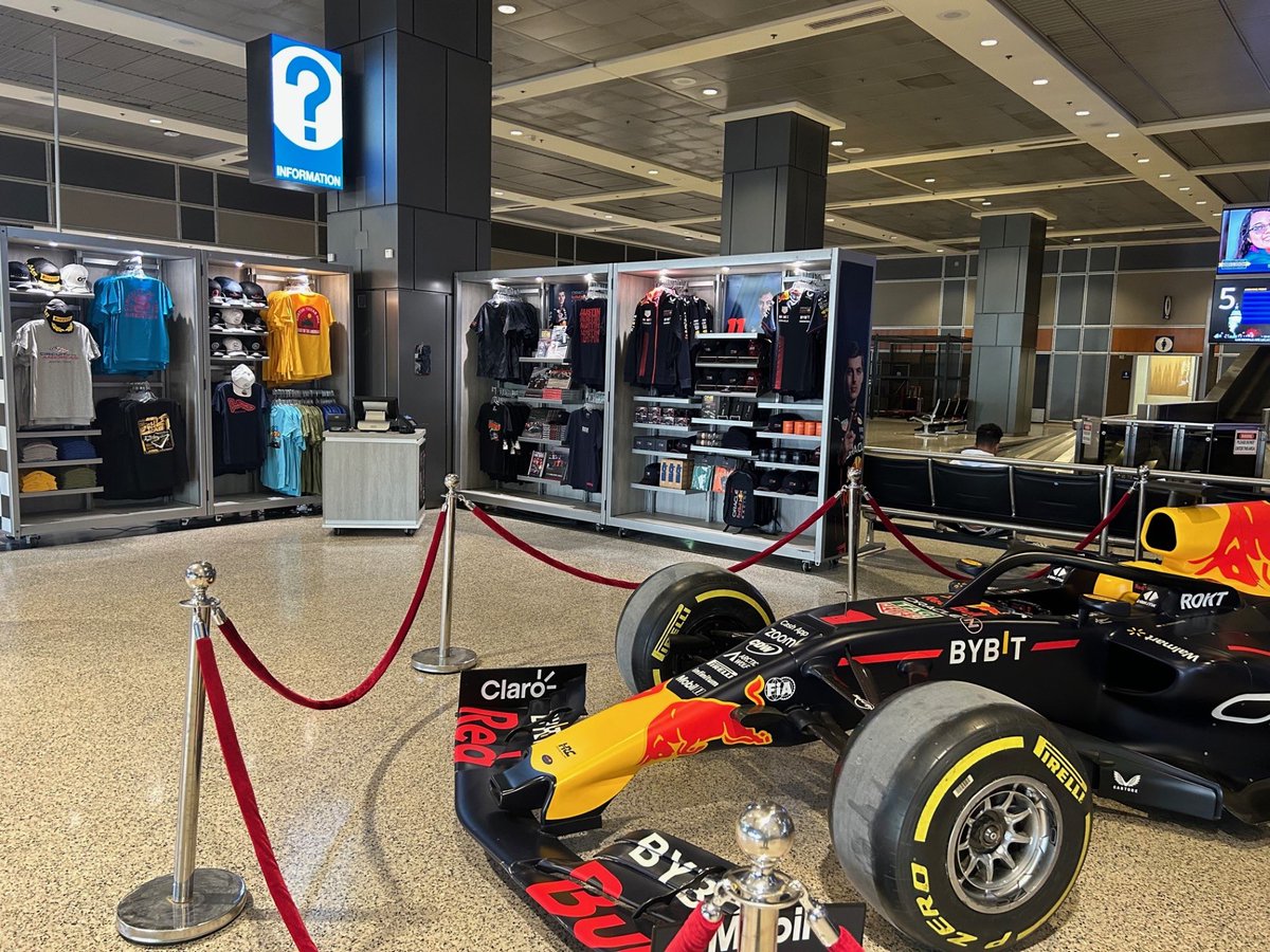 AustinAirport's tweet image. 🏁 And we’re OFF! Welcome to Austin, @F1 and fans 🏁
First pit stop: Baggage claim at AUS for a quick pic with the sleekest @redbullracing & souvenirs for purchase 📸
@delawarenorth #F1 #USGP
