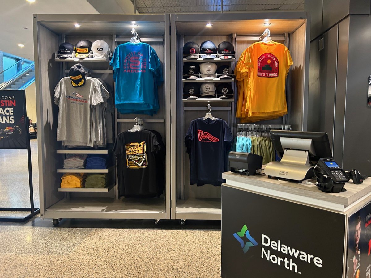 AustinAirport's tweet image. 🏁 And we’re OFF! Welcome to Austin, @F1 and fans 🏁
First pit stop: Baggage claim at AUS for a quick pic with the sleekest @redbullracing & souvenirs for purchase 📸
@delawarenorth #F1 #USGP