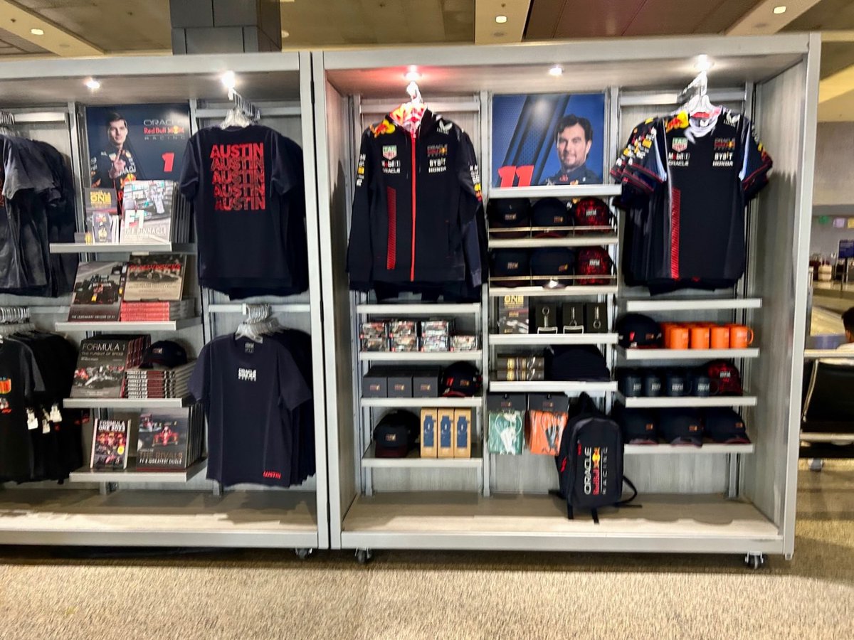 AustinAirport's tweet image. 🏁 And we’re OFF! Welcome to Austin, @F1 and fans 🏁
First pit stop: Baggage claim at AUS for a quick pic with the sleekest @redbullracing & souvenirs for purchase 📸
@delawarenorth #F1 #USGP