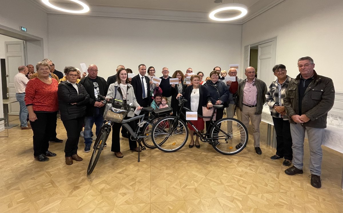 Ville de Châteaubriant (@vchateaubriant) on Twitter photo 👏🎁Mardi 17 octobre à l’Hôtel de Ville, les gagnants des #jeuxconcours organisés par la Ville et la <a href="/ChbtDerval/">Communauté de Communes Châteaubriant Derval</a> à l’occasion de la Foire de Béré-Châteaubriant ont été #récompensés par leur #prix et félicités. 👉t.ly/ImkJK 👏🎁Mardi 17 octobre à l’Hôtel de Ville, les gagnants des #jeuxconcours organisés par la Ville et la <a href="/ChbtDerval/">Communauté de Communes Châteaubriant Derval</a> à l’occasion de la Foire de Béré-Châteaubriant ont été #récompensés par leur #prix et félicités. 👉t.ly/ImkJK