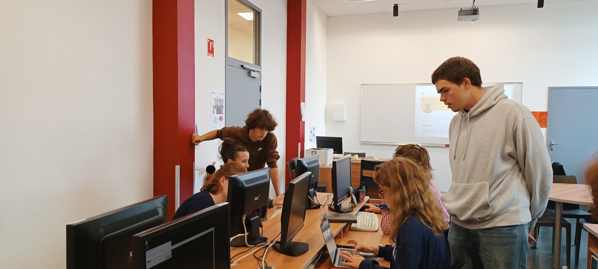balandiersophie's tweet photo. Formation entre pairs au #lyceejarennes
Hybridation des compétences !
Merci à Lisa,Emma, Robin et Mael étudiants de #bts #communication qui ont encadré les étudiants des BTS SAM  pour la création de leur profils sur LinkedIn.
Merci Corinne LE MEN et l'équipe du BTS Communication https://t.co/f9uvHN6rxA