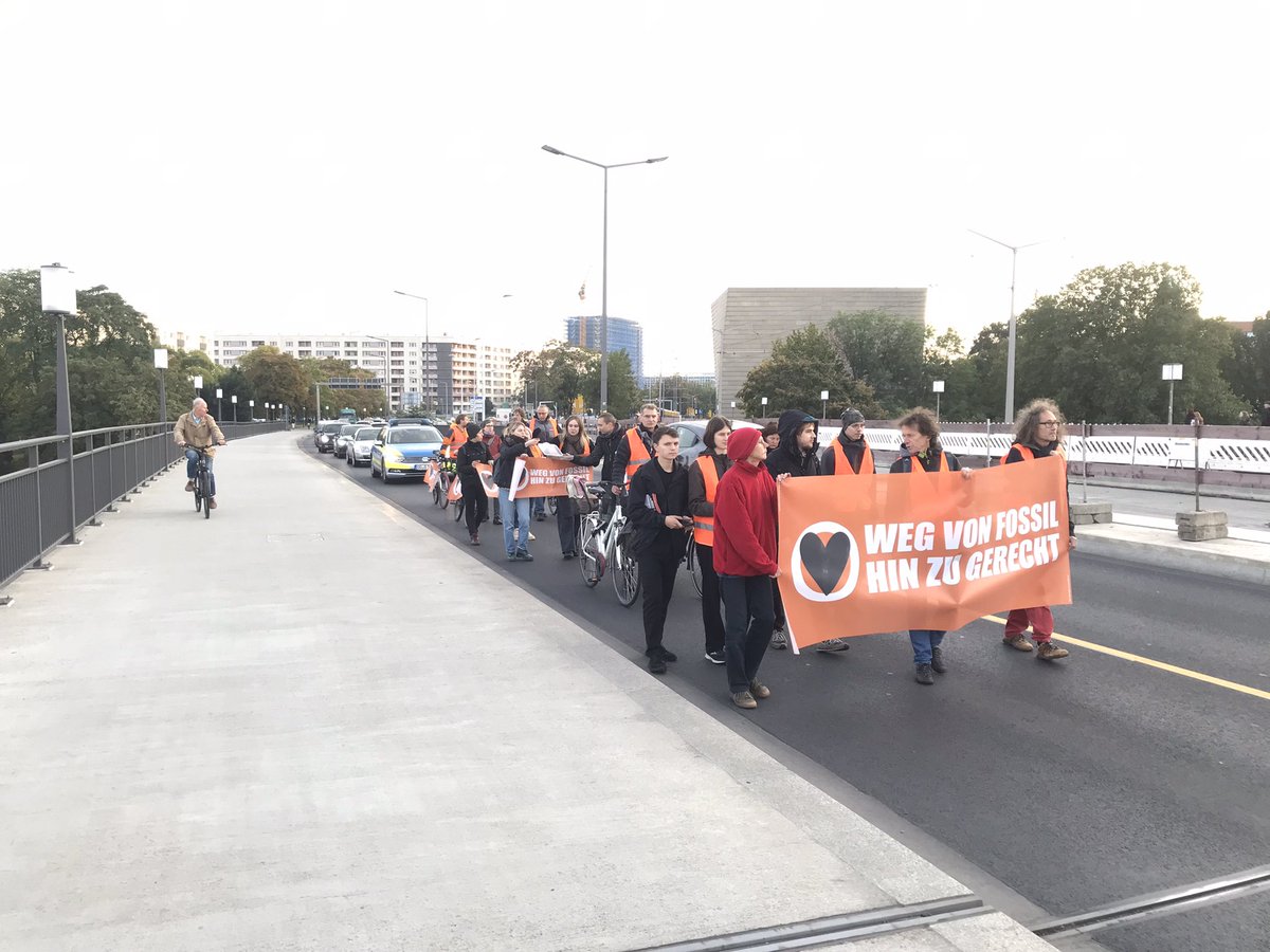 RPFDMOPO's tweet photo. 17:28, die Mitte der Brücke ist erreicht. Hier kommt es zu einigen Behinderungen #dd1810 https://t.co/RnJ604n86Z