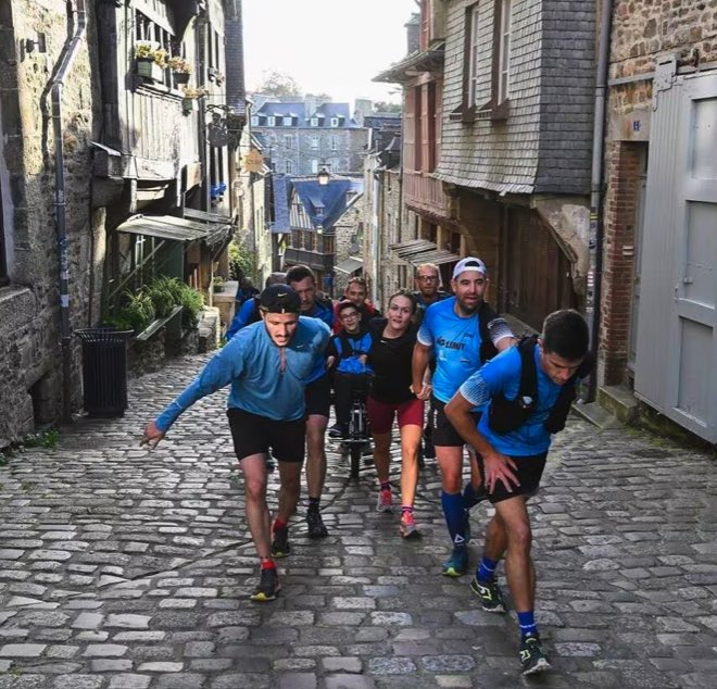 LMPositif's tweet photo. 🇫🇷 Du 19 au 22 octobre, vingt coureurs de l’association Nos Limites vont participer au Trail de la Diagonale des fous à La Réunion ! Ils formeront une chaîne humaine pour porter Noah, un adolescent atteint d’une paralysie cérébrale !👏 (Ouest-France) 

📸 Vincent Michel https://t.co/jzZYAHt6I6