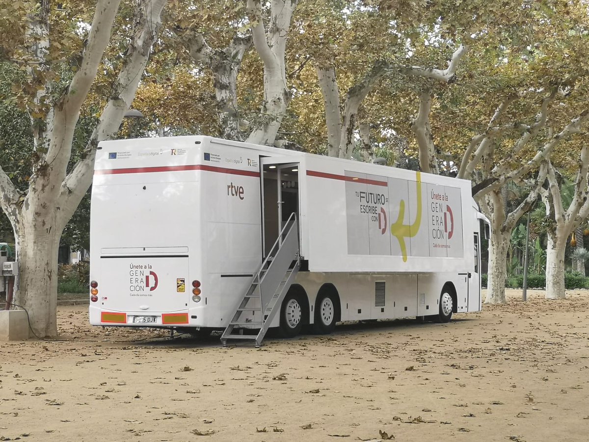 FORMACIÓ | Avui encara pots acostar-te al parc Teodor Gonzàlez i pujar al bus de Generació D i impulsar les teues competències digitals. Participa en les activitats i tallers gratuïts. Obert fins a les 20.30