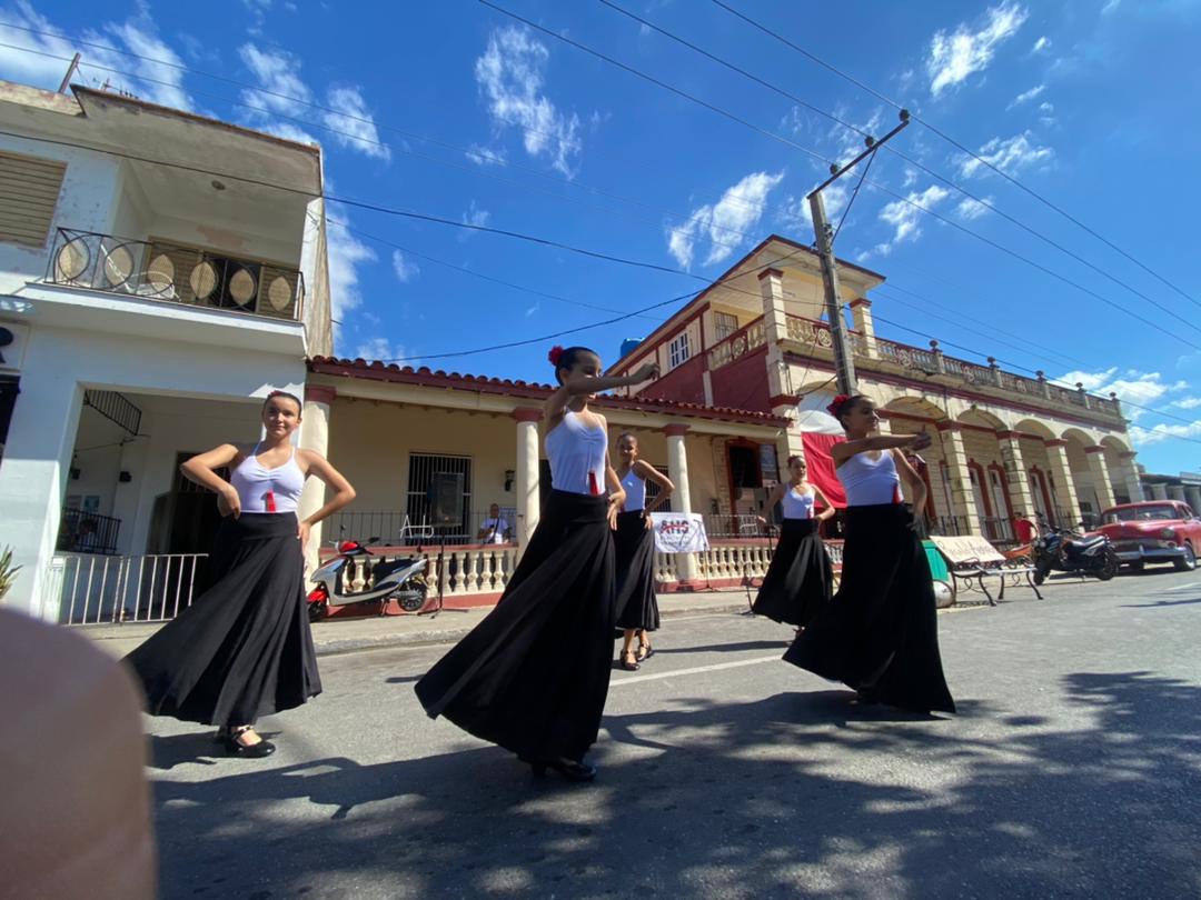 ahs_pinar's tweet photo. 🎉🎉🎉Hoy estamos de celebración y comenzamos desde temprano con una gran feria de #ArteJovenCubano frente a la sede de la #AHSPinar.
Música, danza, poesía, performance...tendremos mucho más en esta jornada.
😉Llégate y acompáñanos en este aniversario 37.
¡#ÚneteAlReto! #AHSCuba https://t.co/kADYhhzMGD