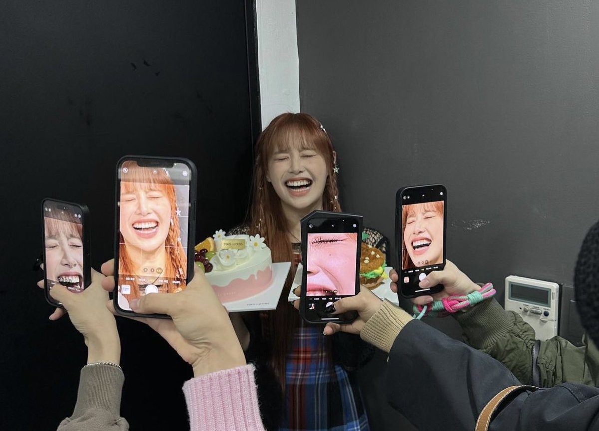chuu’s smile when shes with the members 🥺