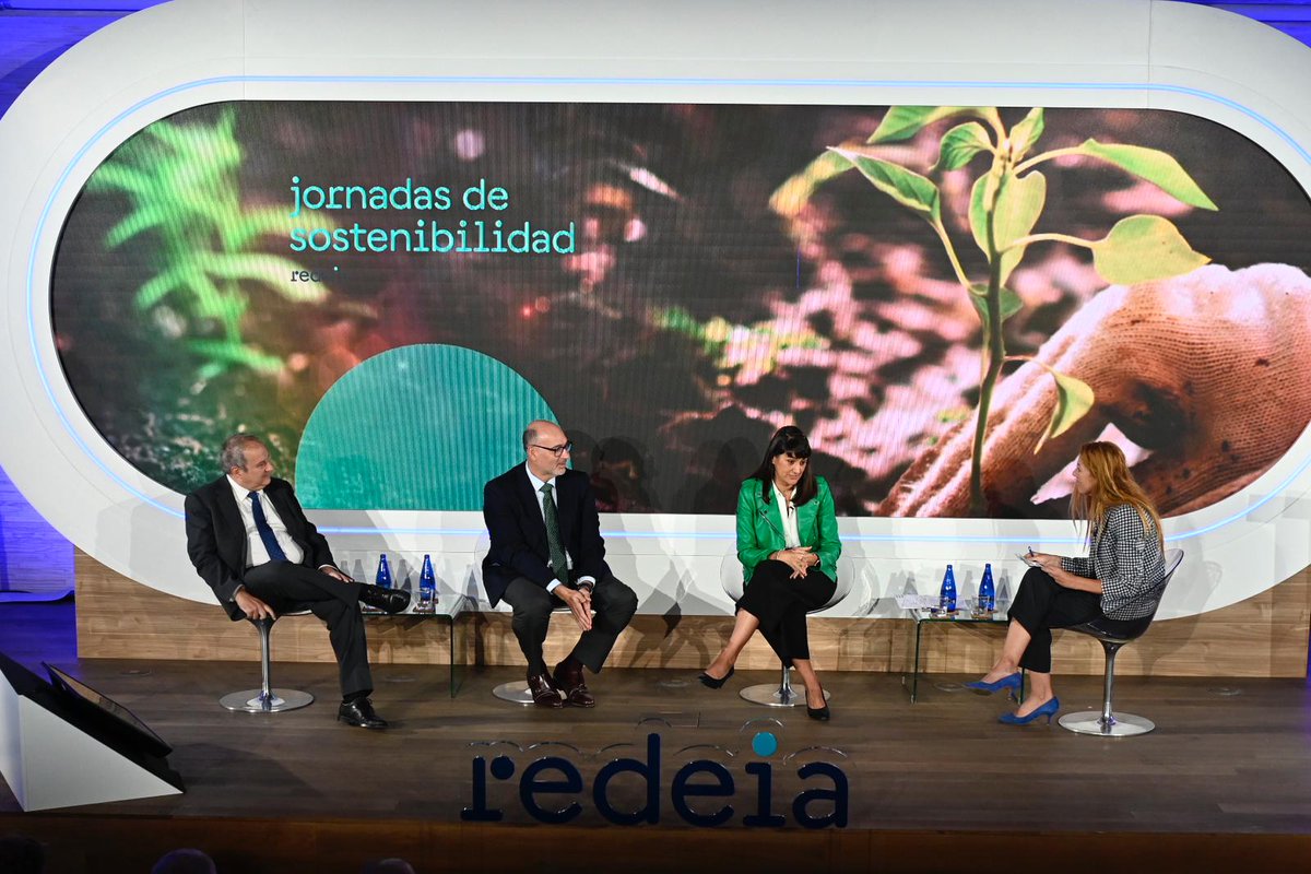 RedeiaCorp's tweet photo. Las #JSRedeia23 se adentran en la necesidad de eliminar las brechas digitales para avanzar hacia la llamada #sociedaddigital con la que atraer actividad y riqueza.  Lo hacemos de la mano de @SEtelecoGob @mariagv que ha destacado  que "España ya es digital y lo estamos logrando en todo el territorio a través de una gran inversión pública. Ya hemos roto la brecha digital fija con fibra+satélite y avanzamos en el despliegue temprano del 5G para multiplicar posibilidades económicas y repercutir en sostenibilidad".