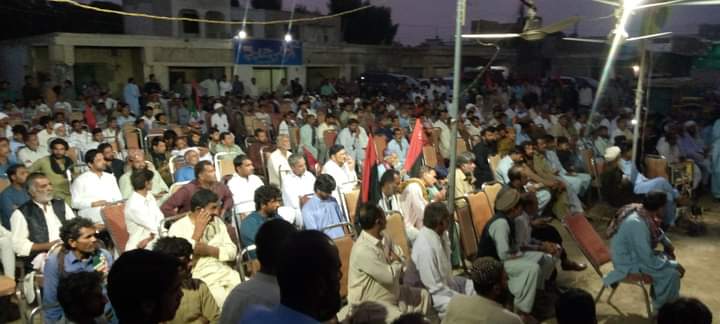 bahadur_ahmad's tweet photo. سانحہ کارساز پر جلسے کا سماں پیدا ہو گیا اور ناظرین نے ایک بڑی سکرین پر اپنے محبوب چیرمین کی تقریر سماعت کی۔ https://t.co/aNihtEnslJ