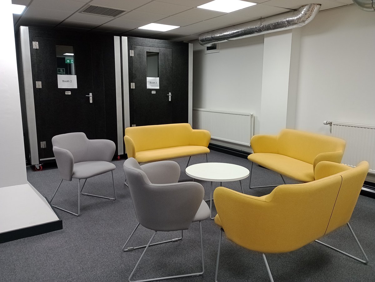 NCL_ALC's tweet image. Today, our Research Group @NCL_ALC visited LingLab – the Experimental Linguistics Laboratory. Massive thanks to Dr Lauren Ackerman @VerbingNouns, the lab manager, for showing us around the high-tech facilities!  #SpeechScience #ExperimentalLinguistics #SpeechResearchTechnology