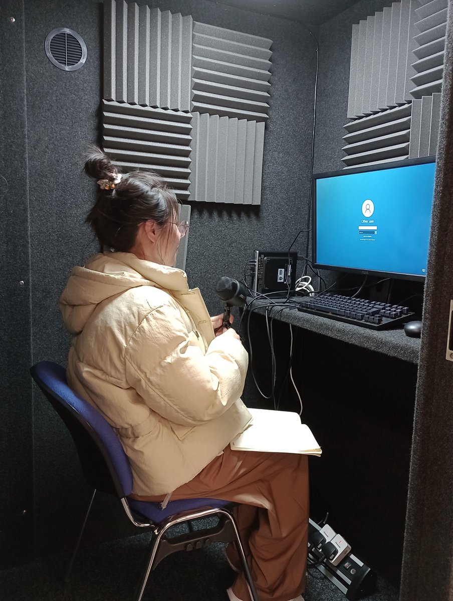 NCL_ALC's tweet image. Today, our Research Group @NCL_ALC visited LingLab – the Experimental Linguistics Laboratory. Massive thanks to Dr Lauren Ackerman @VerbingNouns, the lab manager, for showing us around the high-tech facilities!  #SpeechScience #ExperimentalLinguistics #SpeechResearchTechnology