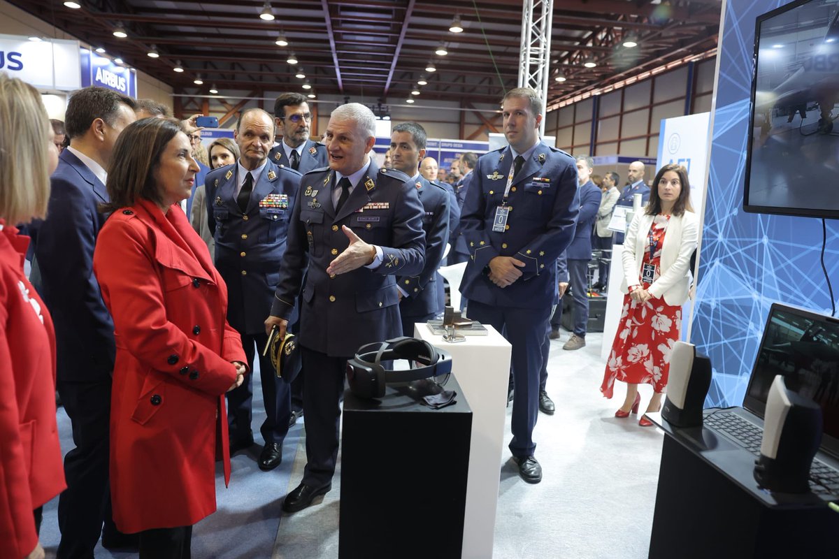 ¡Aviadores! 🔔

'El Ejército del Aire y del Espacio se merece los mejores medios'.

La ministra de Defensa ha inaugurado hoy en la Base Aérea de Albacete las Jornadas de Demostración Tecnológica BACSI. 

Te contamos más a continuación 👇🏽

Adelante hilo 🧵