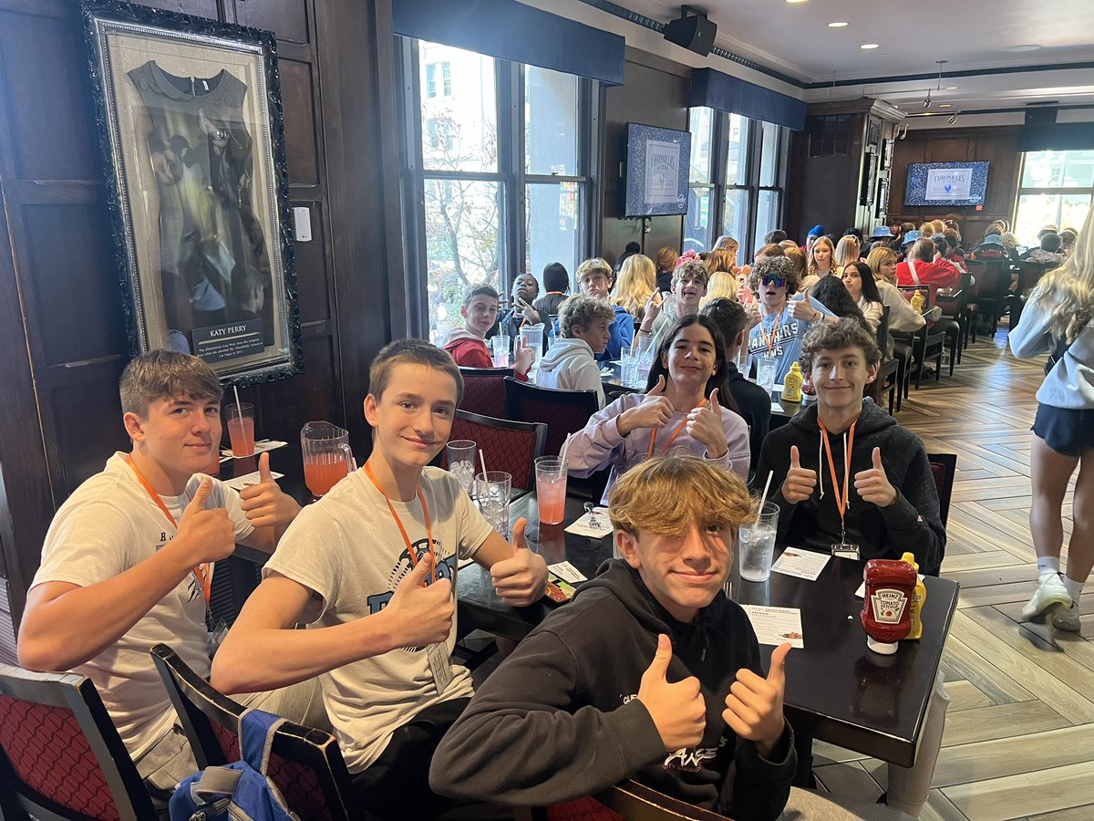 hmsdcbus1's tweet photo. Lunch at Hard Rock Cafe! https://t.co/cUPwWYQNGC