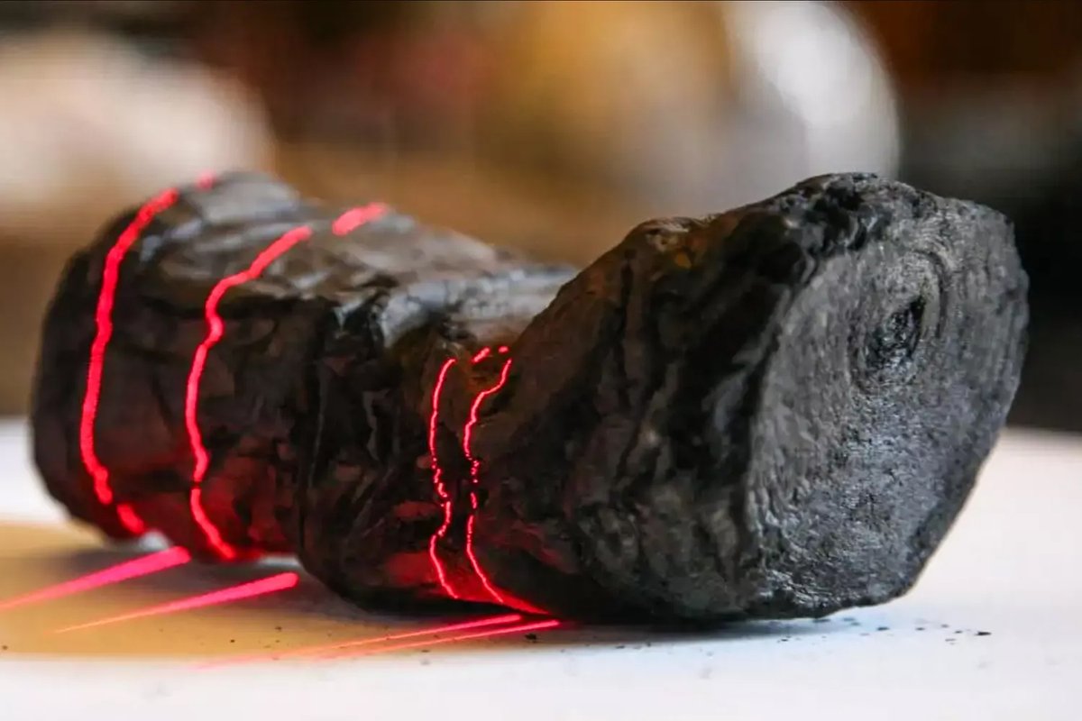 Thanks to a machine-learning algorithm he created, senior Luke Farritor became the first person in almost two millennia to read a word from a scroll charred by the eruption of Mount Vesuvius.

🗞️ow.ly/hKhM50PYeh0
📷Vesuvius Challenge, EduceLab/University of Kentucky