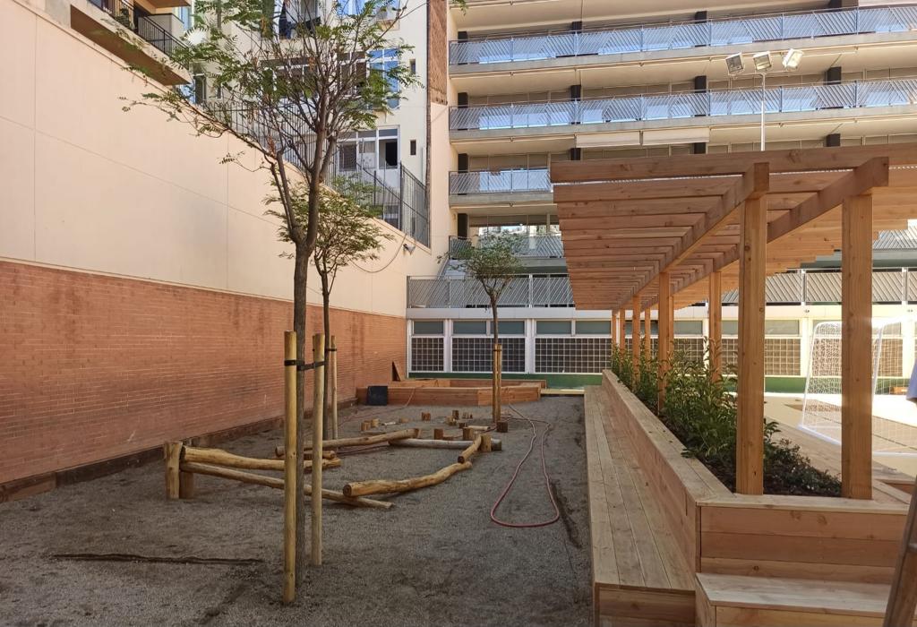 consorciedubcn's tweet photo. 🏫🌿 Les escoles Ferrer i Guàrdia,@ElsPorxos, Seat i Diputació han estrenat pati el curs 2023-24!✨Són 4 dels 17 centres educatius de la ciutat que han transformat l'espai exterior aquest estiu amb el programa #Transformemelspatis per fer-lo més educatiu, més verd i més inclusiu. https://t.co/ihoPd658nr