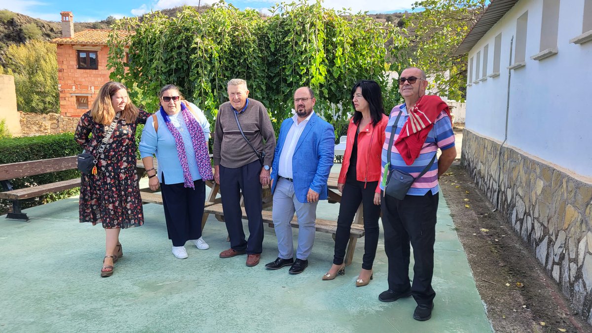 AlbertoXAragon's tweet photo. Un placer haber visitado #Cerveruela acompañado por su alcalde, Aurelio Andrés, que lleva más de 20 años trabajando por su pueblo. #731xAragón #PartidoAragonés https://t.co/DipPRWY33d