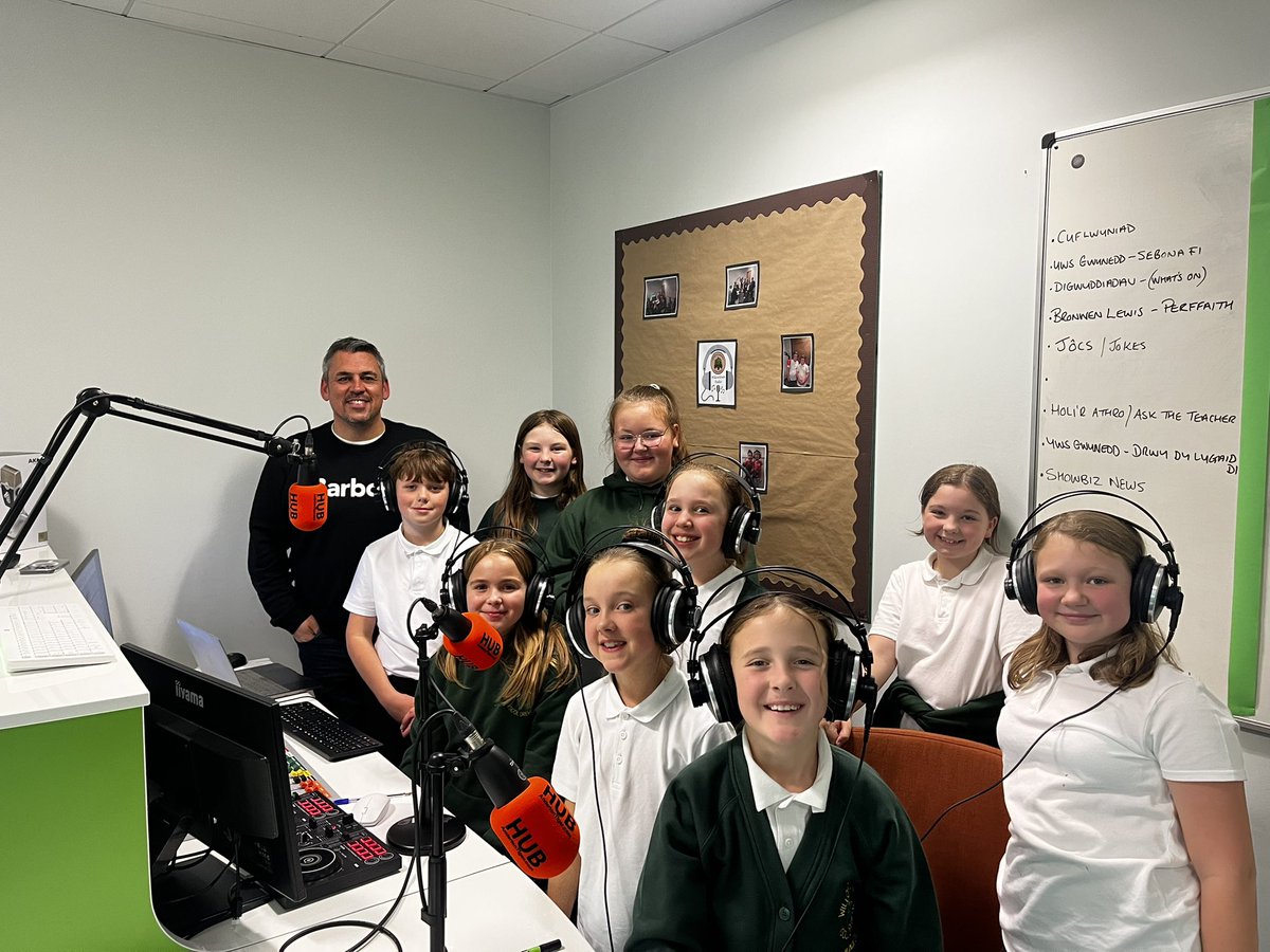 Diolch yn fawr iawn @djmarcgriffiths am ddiwrnod arbennig! Our first bilingual radio show recorded! The children thoroughly enjoyed their session! We cannot wait to share it with the rest of the school. Keep your eyes peeled! @Stiwdiobox #WillowtownRadio @EAS_Cymraeg