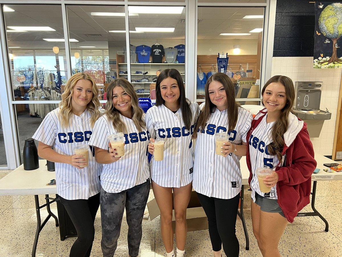 CiscoCollegeSB's tweet photo. Thank you Cisco College for putting together a mental health event for the students! Therapy dogs, free coffee and snacks, and even an art project! #GoWranglers https://t.co/GuUKcQv45u