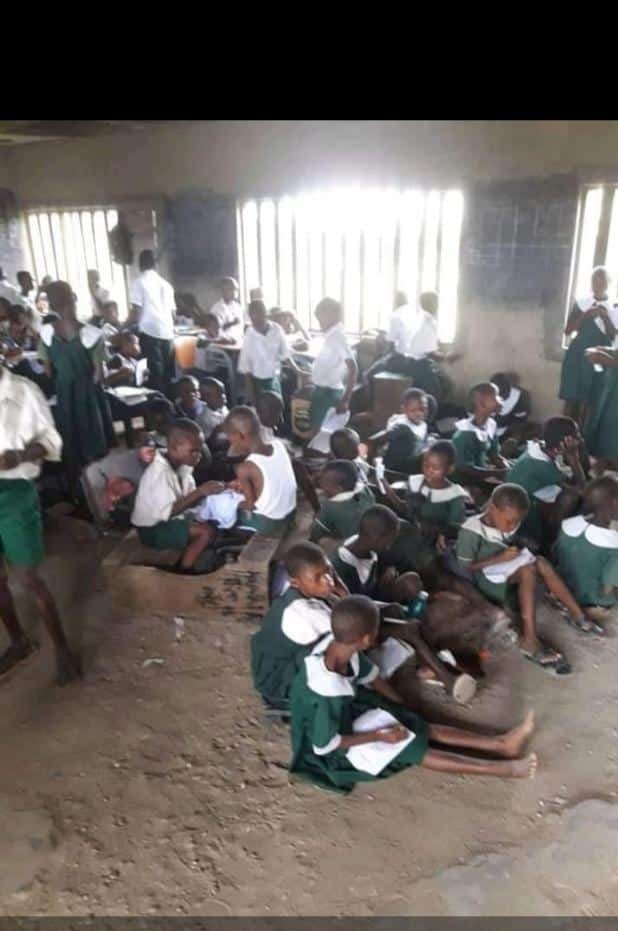 FrUgochukwu's tweet photo. This is a typical classroom for students in a country where the government gifts its lawmakers a 2023 Prado Jeep worth 160 million naira. https://t.co/TY2pVHkCZ3