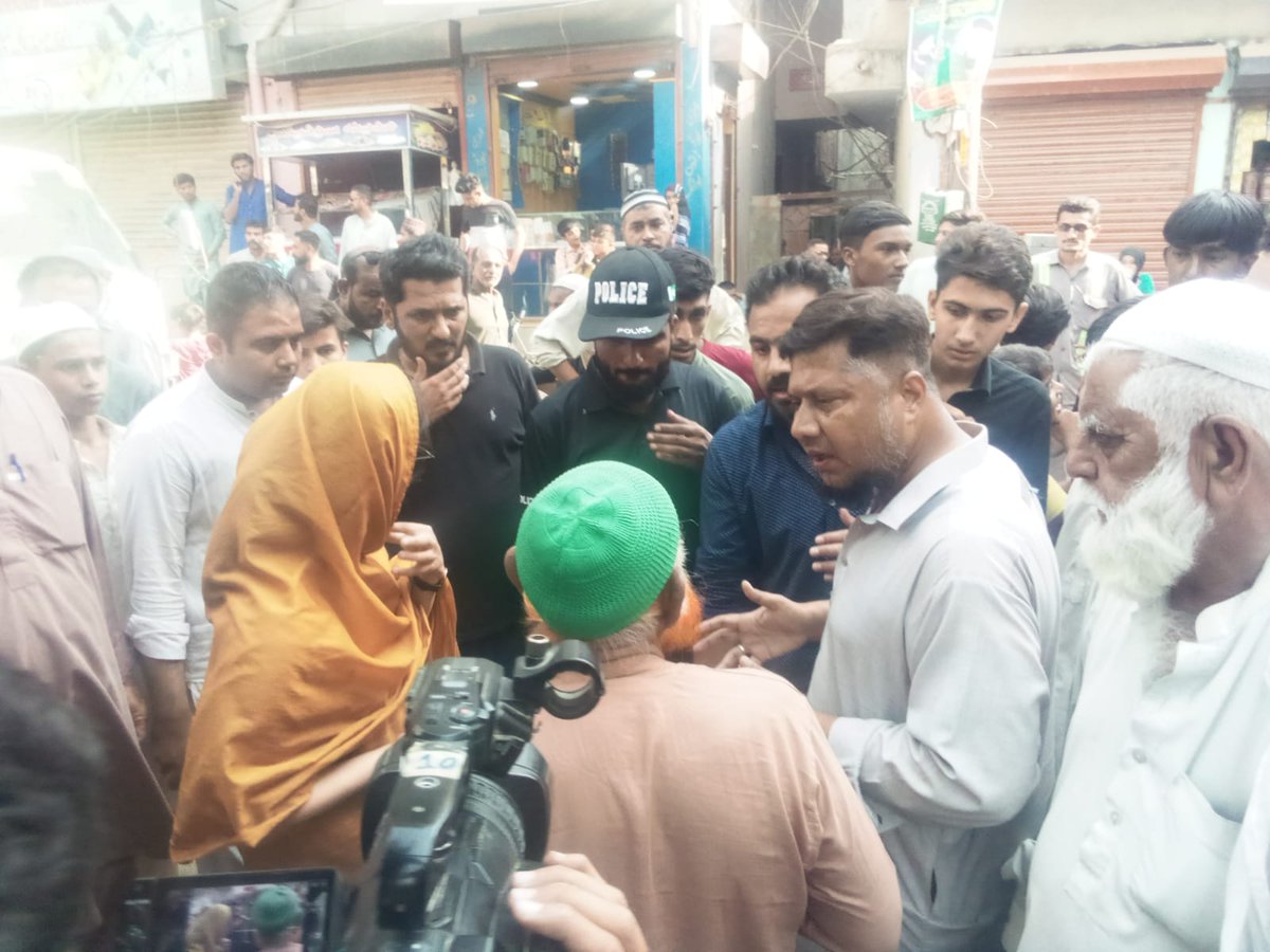 blazenewshd's tweet photo. میونسپل کمشنر جاوید قمر کی نگرانی میں اسسٹنٹ کمشنر ماری پور مس شائستہ اور ٹاؤن افسر ماری پور سید یاسر رضا شاہ نے مسسان چوک کیماڑی میں ناجایز تجاوزات کے خلاف بھرپور کاروائی کرتے ہوۓ ناجایز تجاوزات کا خاتمہ کیا. #DMC #Karachi #municipality #Kimari #maripoor #commissionerkarachi https://t.co/R8CfXGABrp