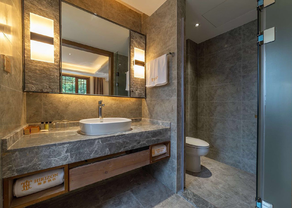 华中瀚景酒店坐落于温州著名风景名胜地楠溪江景区内，酒店整体采用典雅的仿宋建筑，与楠溪江的风景浑然一体。#hotellogo #hotelvisualidentity #signage <a href="/tea3122/">周瑜SINOSTAR</a>