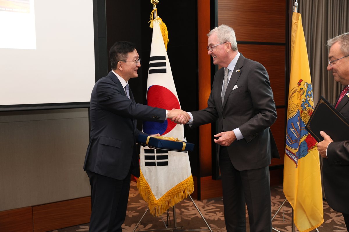 GovMurphy's tweet photo. Thrilled to witness the signing of four MOUs to bring together some of the brightest minds in New Jersey &amp; South Korea.

The first strengthens ties between @RutgersU, @NJGov, &amp; @SeoulNatlUni and another promotes collaborative research in solar physics between @NJIT &amp; @KASI_News. https://t.co/pOImhx3wCm