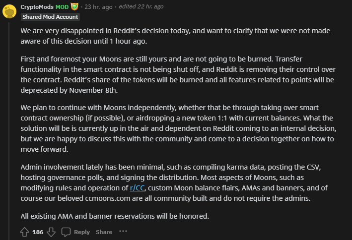 Cryptocraticas's tweet photo. 💢Reddit Rug Pull
🔻Reddit, blockchain temelli komünite puanı olarak bilinen Moon Token'in daha fazla kullanılmayacağını açıklamasının ardından $MOON %90 (20 Milyon Dolar) düşüş yaşadı . Dahası moderatörlerin bu duyurudan 1 saat önce tokenlerini sattığı görülüyor.

🔹Kısaca, Moon token ne işe yarıyor?
Moon, 2020 yılında reddit adminleri ve r/CryptoCurrency moderatörleri tarafından işbirliğiyle beraber hizmete sunulmuş komünite odaklı tokendir. Bu token, diğer redditor'lere bağış yapma, başkalarıyla takas, özel üyelik için burn işlemi yapabilme, komünite ve dağıtım tekliflerinde oy verme imkanı sağlıyordu. Ayrıca içerik üreticileri, ürettikleri içeriklere yapılan etkileşim (upvote) sayesinde bu tokenden gelir elde edebiliyordu.

🔹Duyurudan 1 saat önce satış yapan moderatörler:
u/Mcgillby https://t.co/EkCJBm95DT
u/rider_of_the_storm
https://t.co/cK7IhWOLZ8
u/IHaventEvenGotADog
https://t.co/ra8gc2AHOW
u/MrMoustacheMan
https://t.co/aG1LKqNTXF
ve diğer satışlara linkteki hesaptan göz atabilirsiniz.

🔸Moderatörler duyuruyla alakalı: 
 Moon tokenin kaldırılmasından dolayı üzgün olduklarını, kararda herhangi bir paylarının olmamasının yanı sıra 1 saat öncesine kadar bu karardan haberdar edilmediklerini açıkladı. Yani reddit adminleri bu kararı alırken r/cryptocurrency moderatörlerine danışmamışlar. Moderatörler moon kullanmaya devam etmek için eğer mümkünse contract yöneticiliğini ele alacaklarını ya da moon ile eş değer yeni bir tokeni kullanıcılara airdrop edeceklerini duyurdular.

Bir moderatörün paylaşımı 

+ Aramada onlara "RPC'ler reddit için gelir yaratmadı mı?" diye sordum.
-  "Hayır" dediler.
+  Özel üyelikleri sordum
-  "Bize hiç para kazandırmadı" dediler.
+ "Çoğu kullanıcının dolar ile özel üyelik satına aldığının farkındasınızdır?" dedim.
-  "Maliyetleri dengelemedi" dediler.
+ "Peki siteye çektiği etkileşim?" dedim.
-  "O kadar çok gelir getirmedi" dediler.

🔷Reddit gibi dev bir sosyal medya sitesinin böyle bir olaya karışmış olması, ve kripto ekosisteminin hala rugpullarla meşgul olması çok üzücü. 20 milyon dolar değer kaybına yol açıp kullanıcılarını bu şekilde mağdur eden reddit umarım büyük tepkiler alacaktır.
Reddit Duyurusu:
https://t.co/azLRFkLRJ0