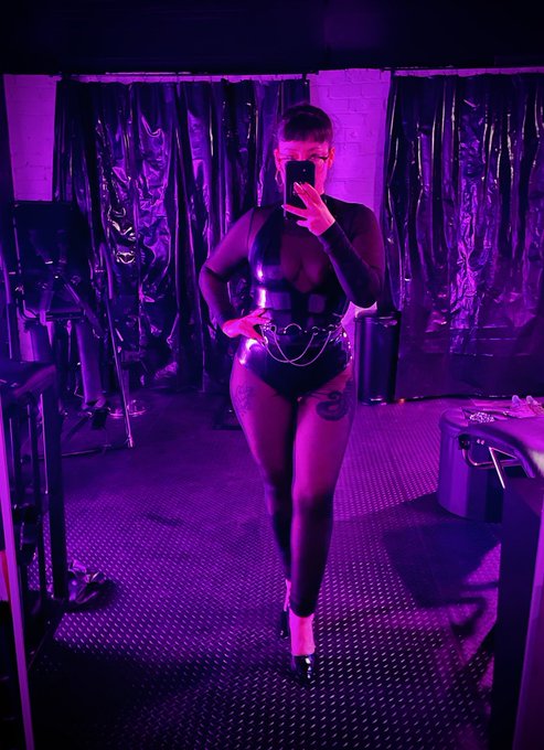 The lighting of my new studio is everything 🥰 https://t.co/WbxSxTu1eA