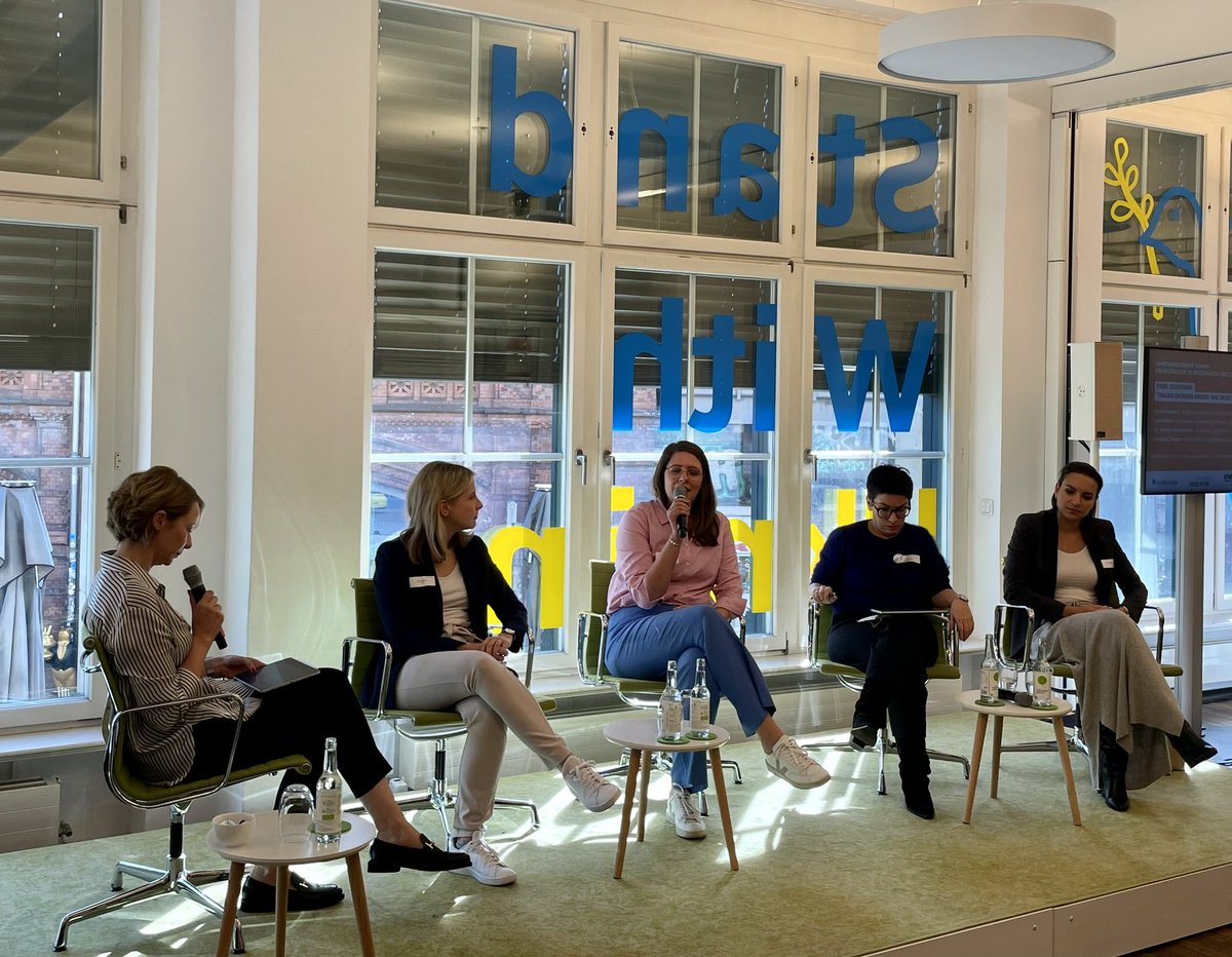 Im Panel „Frauen gründen anders: Was muss sich ändern?“ sprach Prof. Dr. Heike Marita Hölzner mit Verena Hubertz, Franziska Teubert, Julia Kloiber und Dr. Friderike Bruchmann über Rahmenbedingungen, Digitalisierung der Zukunft, Diversität und das Label Female Founder #SheSummit23