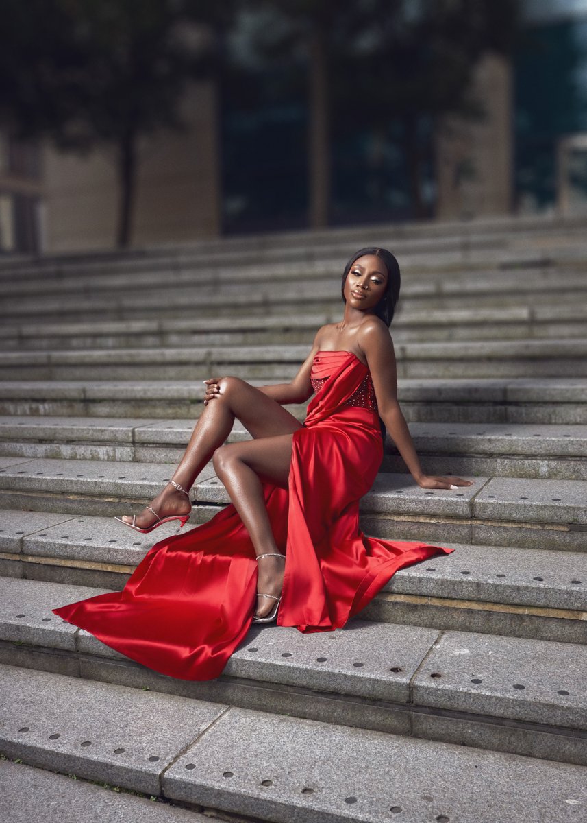 mario_cortex's tweet image. Its been a while since you&apos;ve seen me put portraits on my timeline but the lady in red, gracefully seated on a mall staircase, exuding timeless elegance through the lens.

I’m still available for photography bookings here in the UK
Kindly retweet My client may be on your timeline